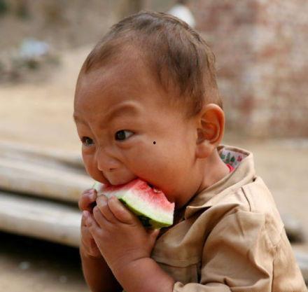 男小孩吃瓜头像,小男孩的欢乐吃瓜时刻  第2张